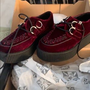T.u.k maroon creepers